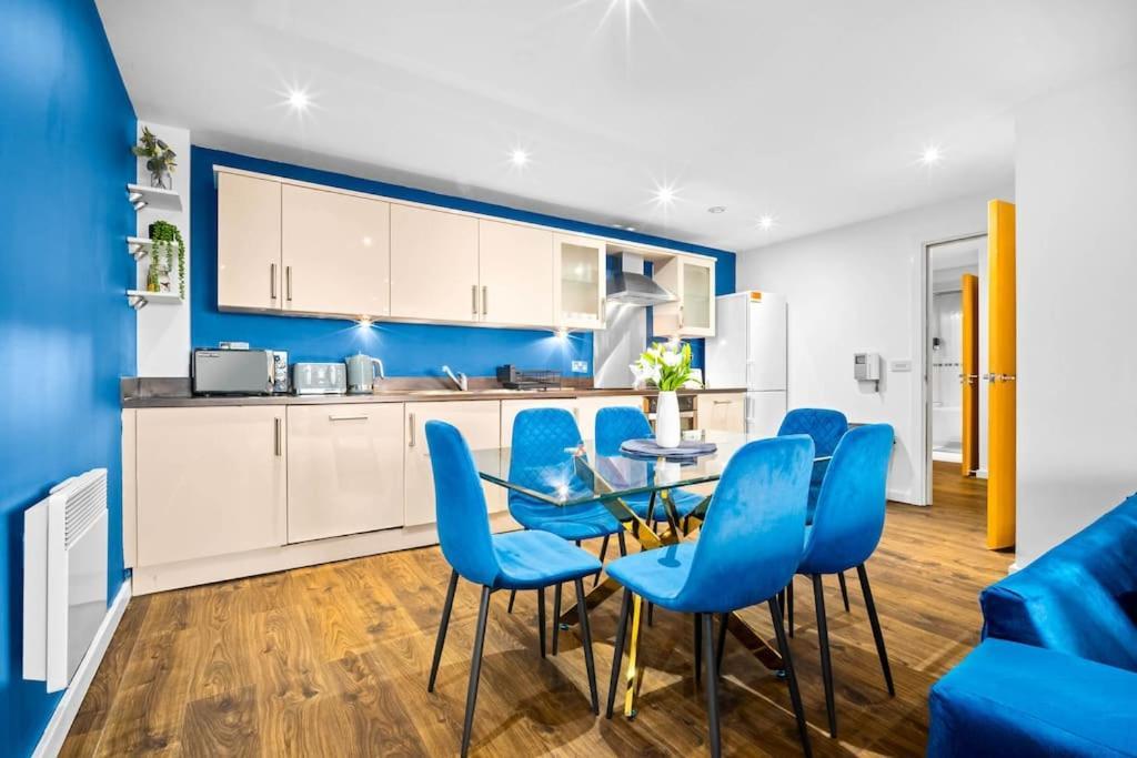 Top Floor City Centre Apartment - Sleeps 7 - 4 Beds - With Balcony And Parking - Smart Tv'S On Each Bedroom Wall - 5 Mins From Bullring, Selfridges, Moor Street Station - By Zena Stays Birmingam Exterior foto