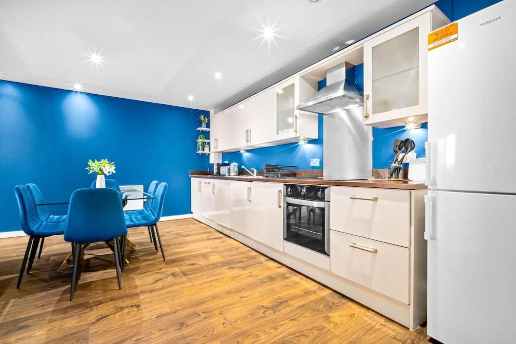 Top Floor City Centre Apartment - Sleeps 7 - 4 Beds - With Balcony And Parking - Smart Tv'S On Each Bedroom Wall - 5 Mins From Bullring, Selfridges, Moor Street Station - By Zena Stays Birmingam Exterior foto